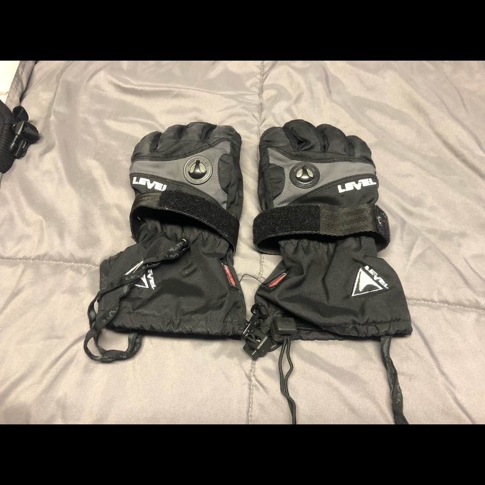 Level ski/snowboard gloves